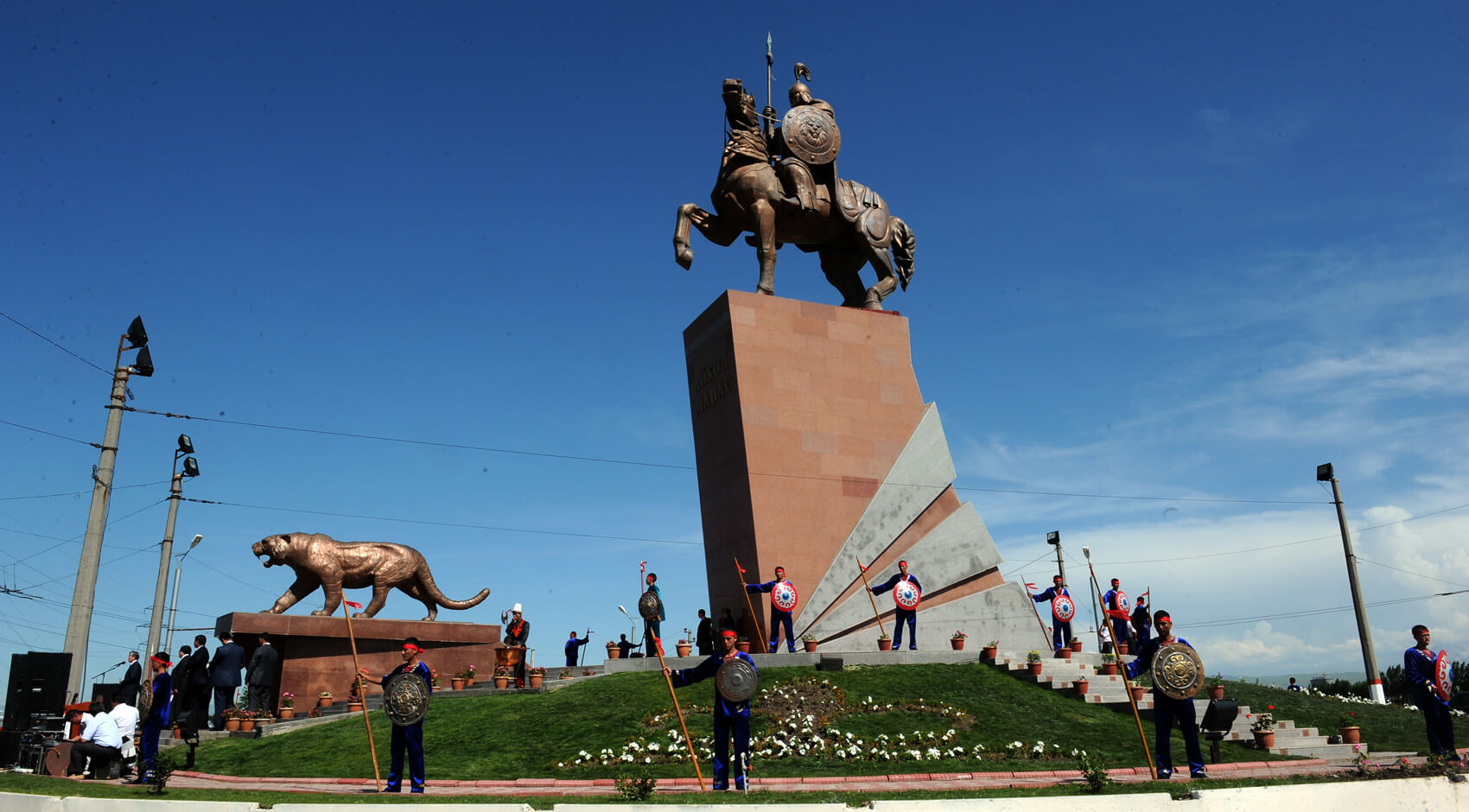 Кыргызстан спб. Ош (город, Киргизия). Памятник Манаса в Оше. Памятник Айкол Манас Ош. Кыргызстан Ош достопримечательности.