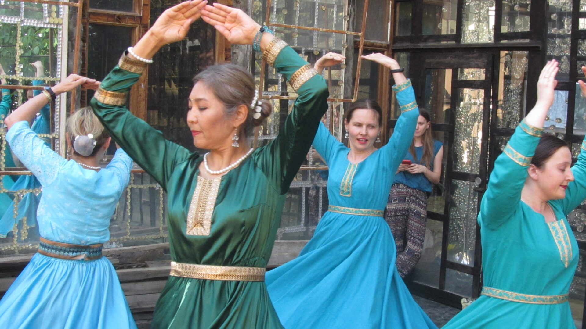 Простой танец с лентами. В Ростове есть школа где можно учиться индийские танцы.