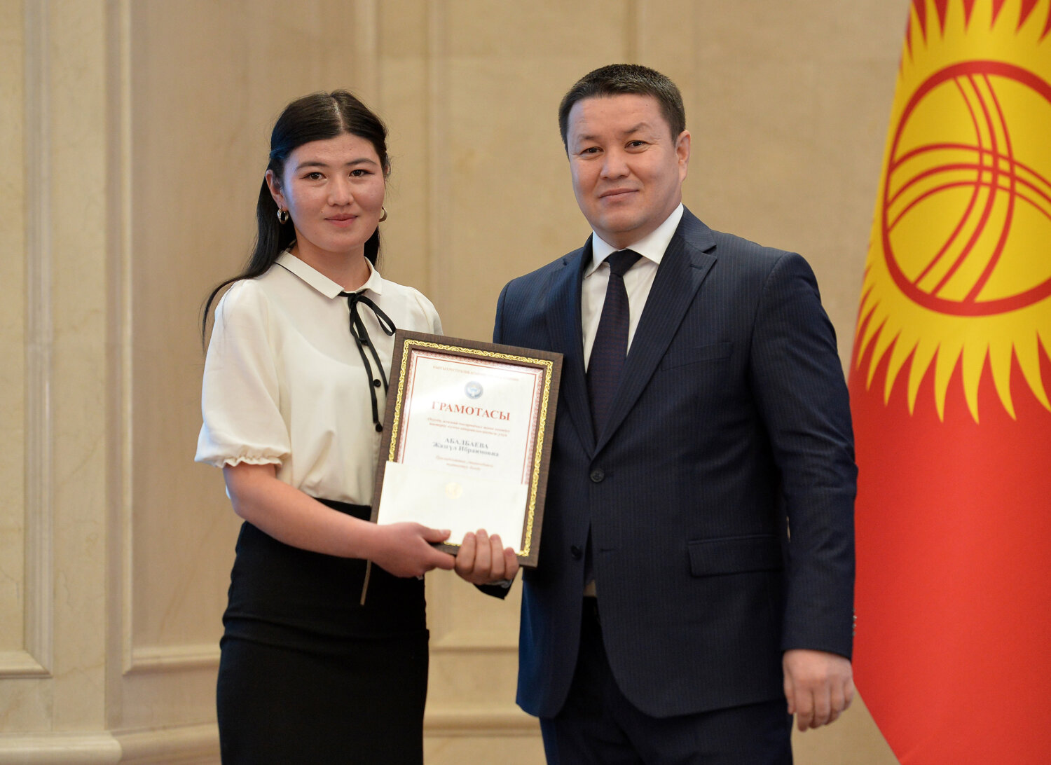 МАМЫТОВ ВРУЧИЛ ПРЕЗИДЕНТСКИЕ СТИПЕНДИИ ЛУЧШИМ СТУДЕНТАМ СТРАНЫ