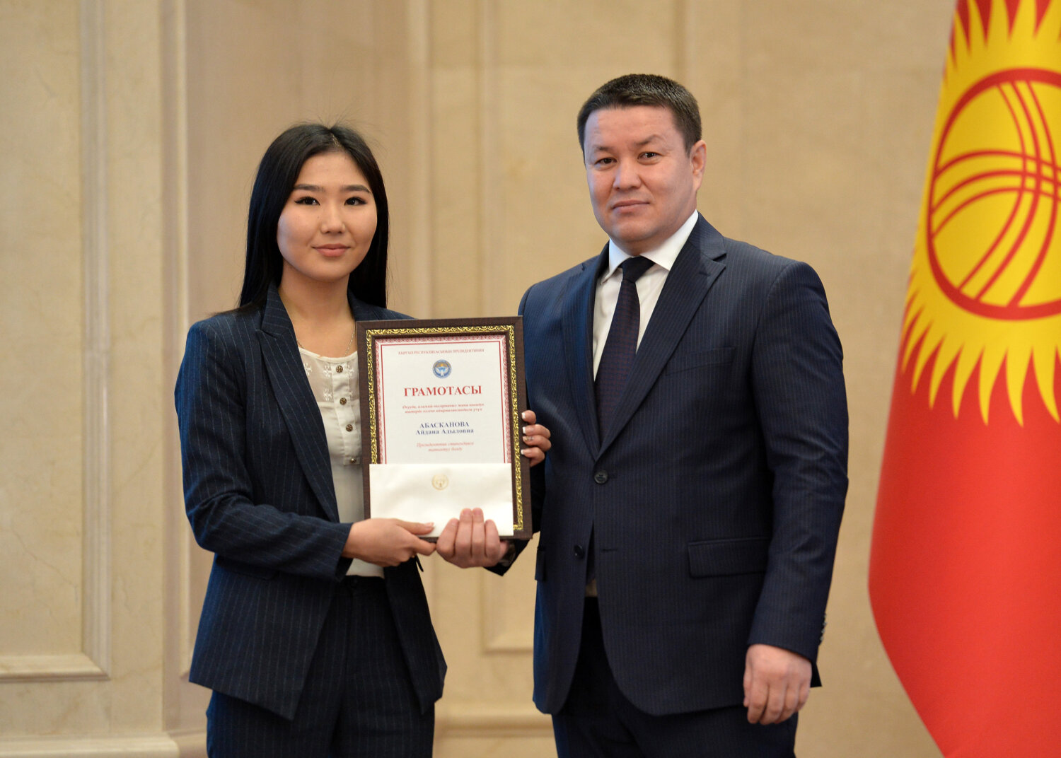 МАМЫТОВ ВРУЧИЛ ПРЕЗИДЕНТСКИЕ СТИПЕНДИИ ЛУЧШИМ СТУДЕНТАМ СТРАНЫ