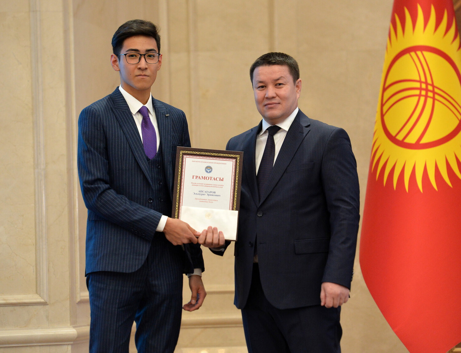 МАМЫТОВ ВРУЧИЛ ПРЕЗИДЕНТСКИЕ СТИПЕНДИИ ЛУЧШИМ СТУДЕНТАМ СТРАНЫ