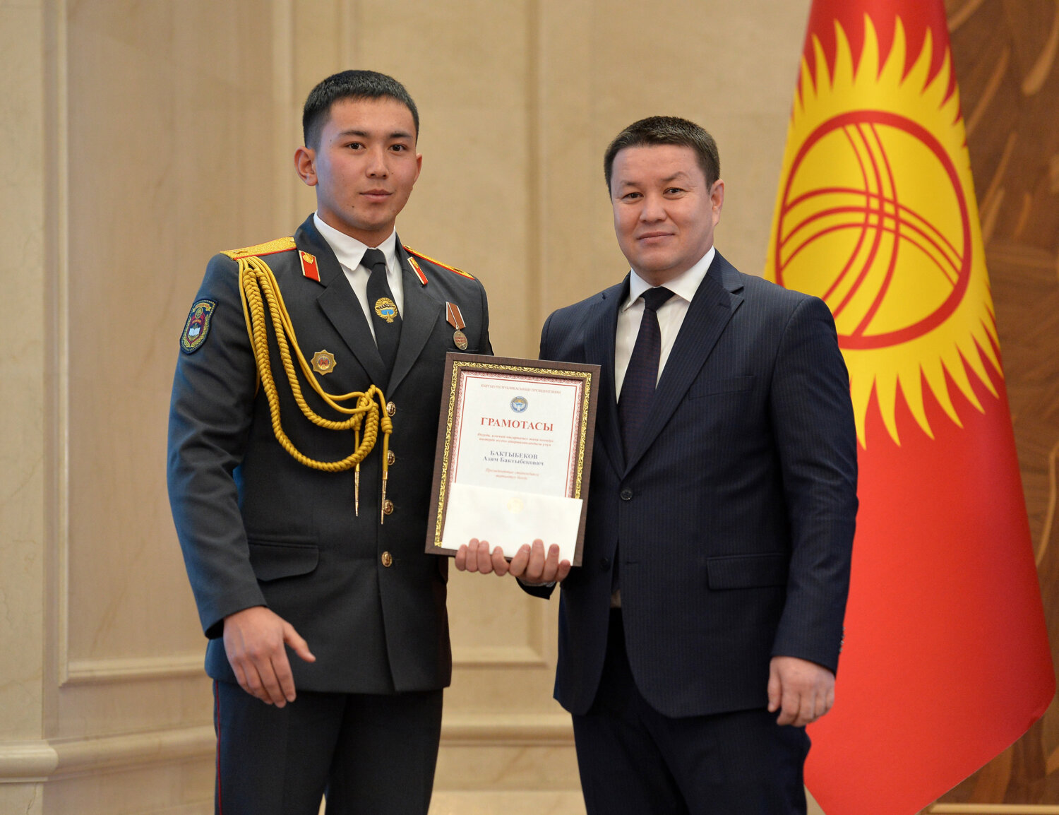 МАМЫТОВ ВРУЧИЛ ПРЕЗИДЕНТСКИЕ СТИПЕНДИИ ЛУЧШИМ СТУДЕНТАМ СТРАНЫ