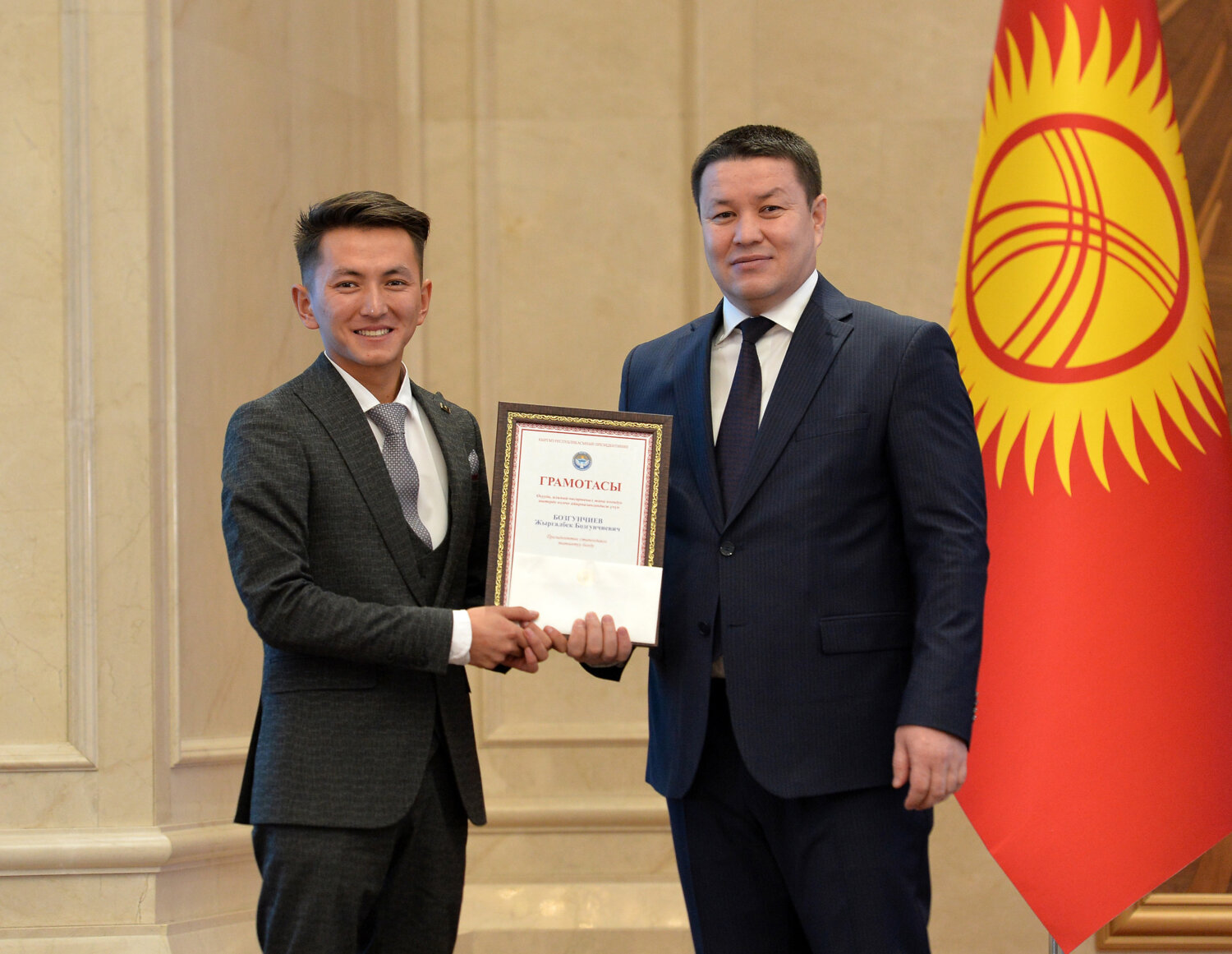 МАМЫТОВ ВРУЧИЛ ПРЕЗИДЕНТСКИЕ СТИПЕНДИИ ЛУЧШИМ СТУДЕНТАМ СТРАНЫ