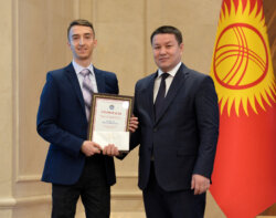 МАМЫТОВ ВРУЧИЛ ПРЕЗИДЕНТСКИЕ СТИПЕНДИИ ЛУЧШИМ СТУДЕНТАМ СТРАНЫ