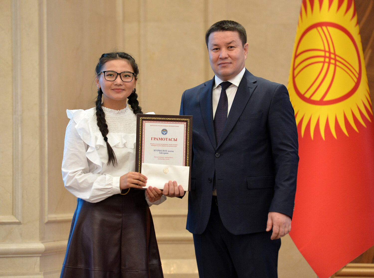 МАМЫТОВ ВРУЧИЛ ПРЕЗИДЕНТСКИЕ СТИПЕНДИИ ЛУЧШИМ СТУДЕНТАМ СТРАНЫ