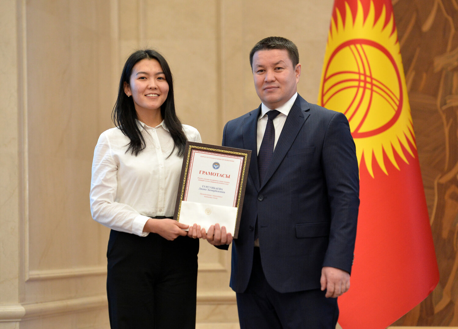 МАМЫТОВ ВРУЧИЛ ПРЕЗИДЕНТСКИЕ СТИПЕНДИИ ЛУЧШИМ СТУДЕНТАМ СТРАНЫ