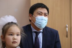 БИЛИМ БЕРҮҮ ЖАНА ИЛИМ МИНИСТРИ БИШКЕКТЕГИ МЕКТЕПТИ КҮТҮҮСҮЗ ТЕКШЕРДИ