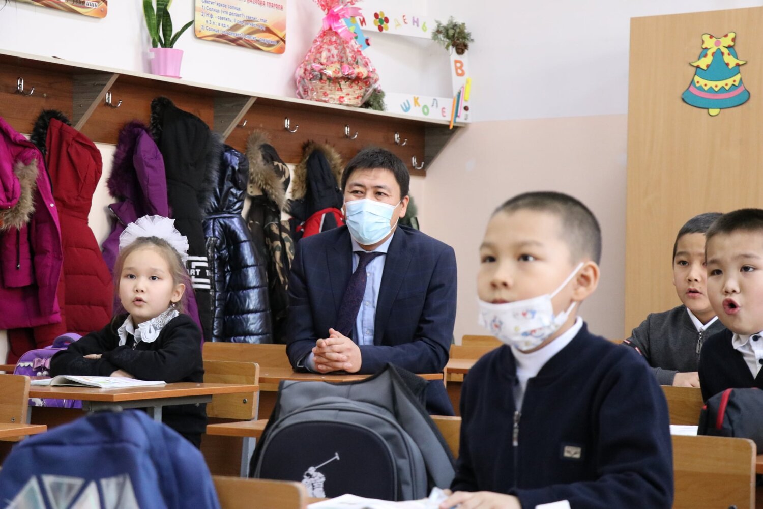 БИЛИМ БЕРҮҮ ЖАНА ИЛИМ МИНИСТРИ БИШКЕКТЕГИ МЕКТЕПТИ КҮТҮҮСҮЗ ТЕКШЕРДИ