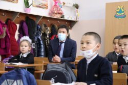 БИЛИМ БЕРҮҮ ЖАНА ИЛИМ МИНИСТРИ БИШКЕКТЕГИ МЕКТЕПТИ КҮТҮҮСҮЗ ТЕКШЕРДИ