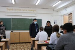 БИЛИМ БЕРҮҮ ЖАНА ИЛИМ МИНИСТРИ БИШКЕКТЕГИ МЕКТЕПТИ КҮТҮҮСҮЗ ТЕКШЕРДИ