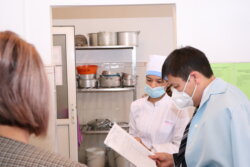 БИЛИМ БЕРҮҮ ЖАНА ИЛИМ МИНИСТРИ БИШКЕКТЕГИ БАЛА БАКЧАГА БАРДЫ