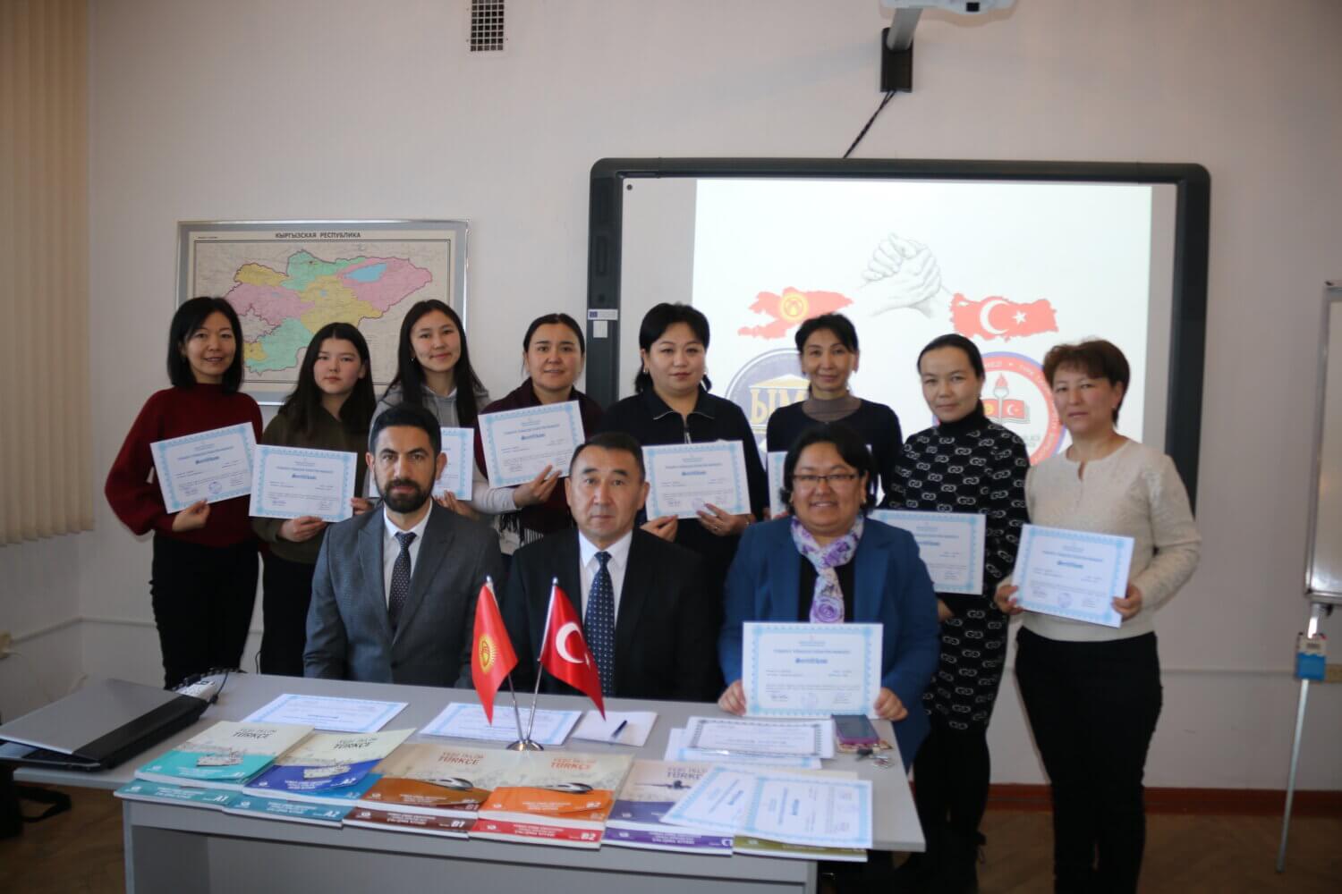 ТҮРК ТИЛИН ҮЙРӨНГӨНДӨР СЕРТИФИКАТТАРГА ЭЭ БОЛУШТУ