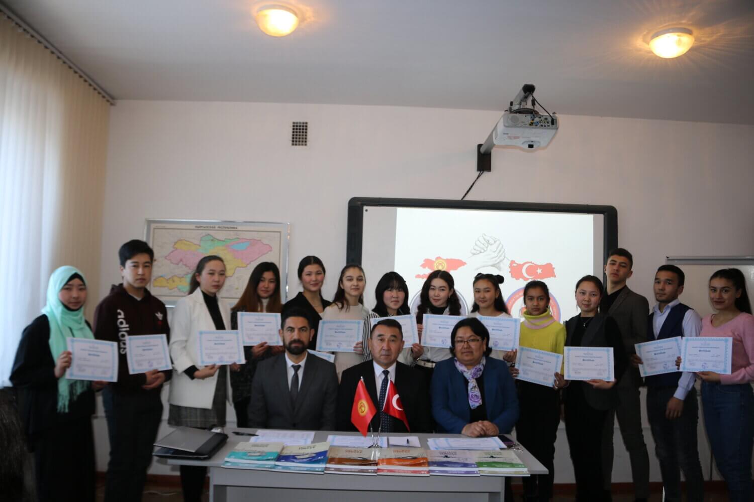 ТҮРК ТИЛИН ҮЙРӨНГӨНДӨР СЕРТИФИКАТТАРГА ЭЭ БОЛУШТУ