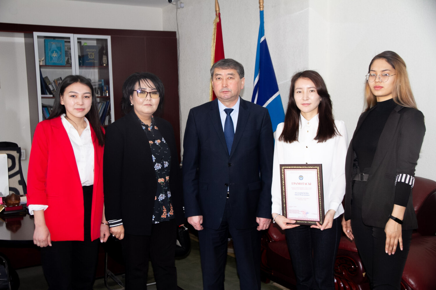 КМУнун ПРЕЗИДЕНТТИК СТИПЕНДИАТТАРЫН РЕКТОР КАБЫЛ АЛДЫ