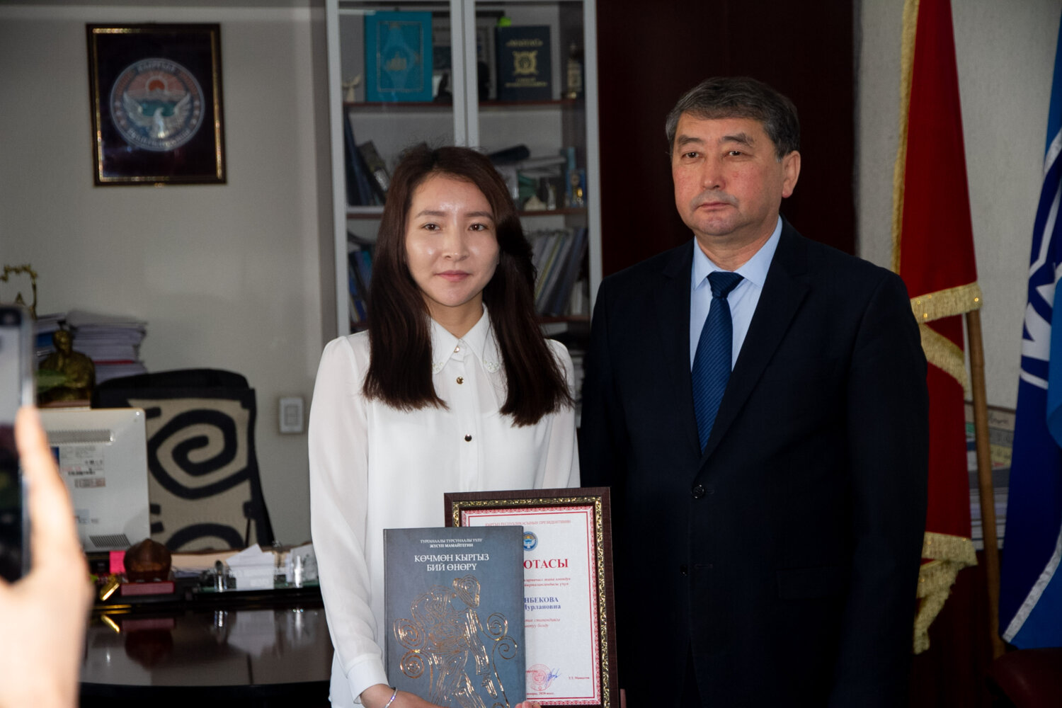 КМУнун ПРЕЗИДЕНТТИК СТИПЕНДИАТТАРЫН РЕКТОР КАБЫЛ АЛДЫ