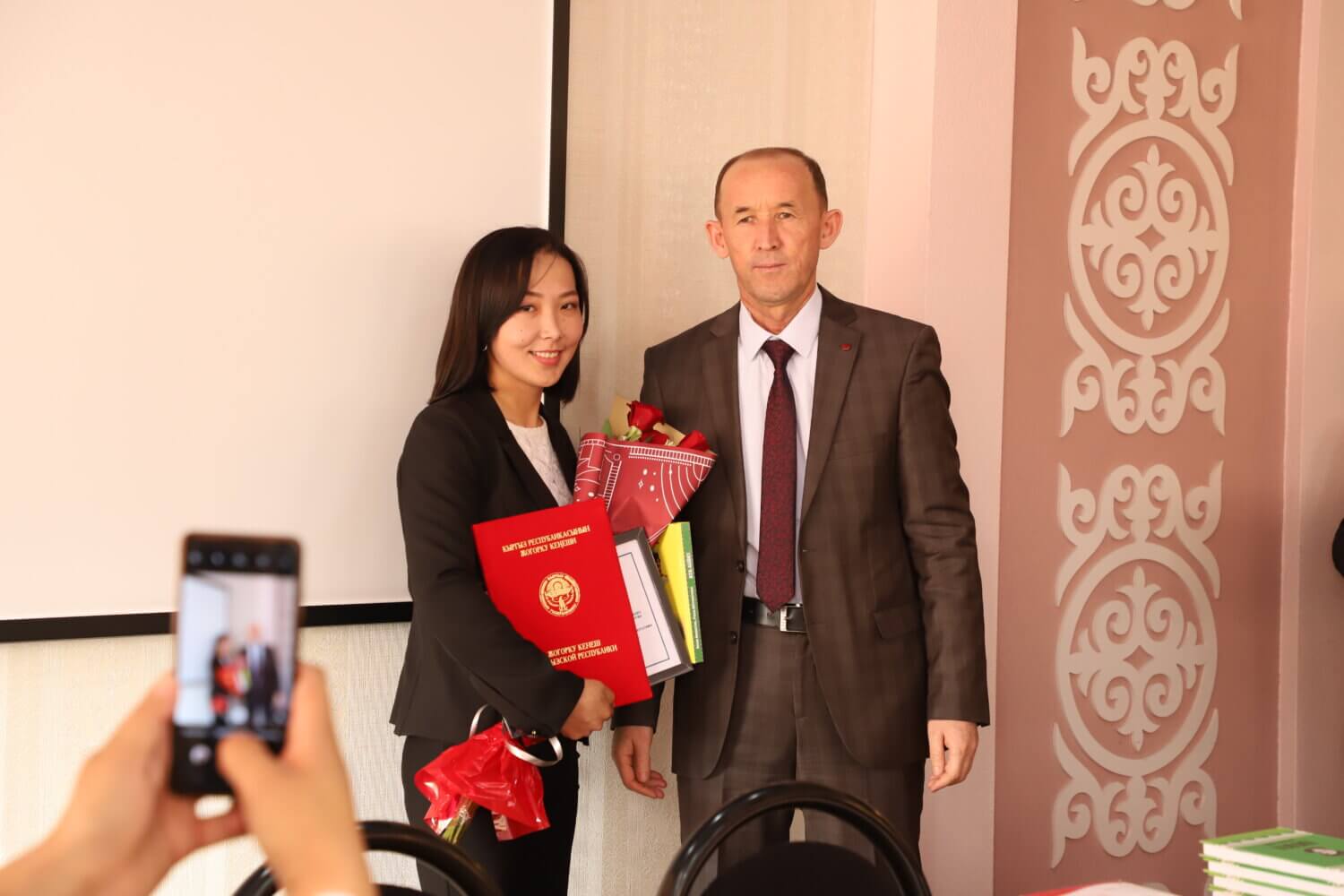 ОШТО «ЖАШ МУГАЛИМ — 2020» СЫНАГЫНЫН ЖЕҢҮҮЧҮЛӨРҮ СЫЙЛАНДЫ