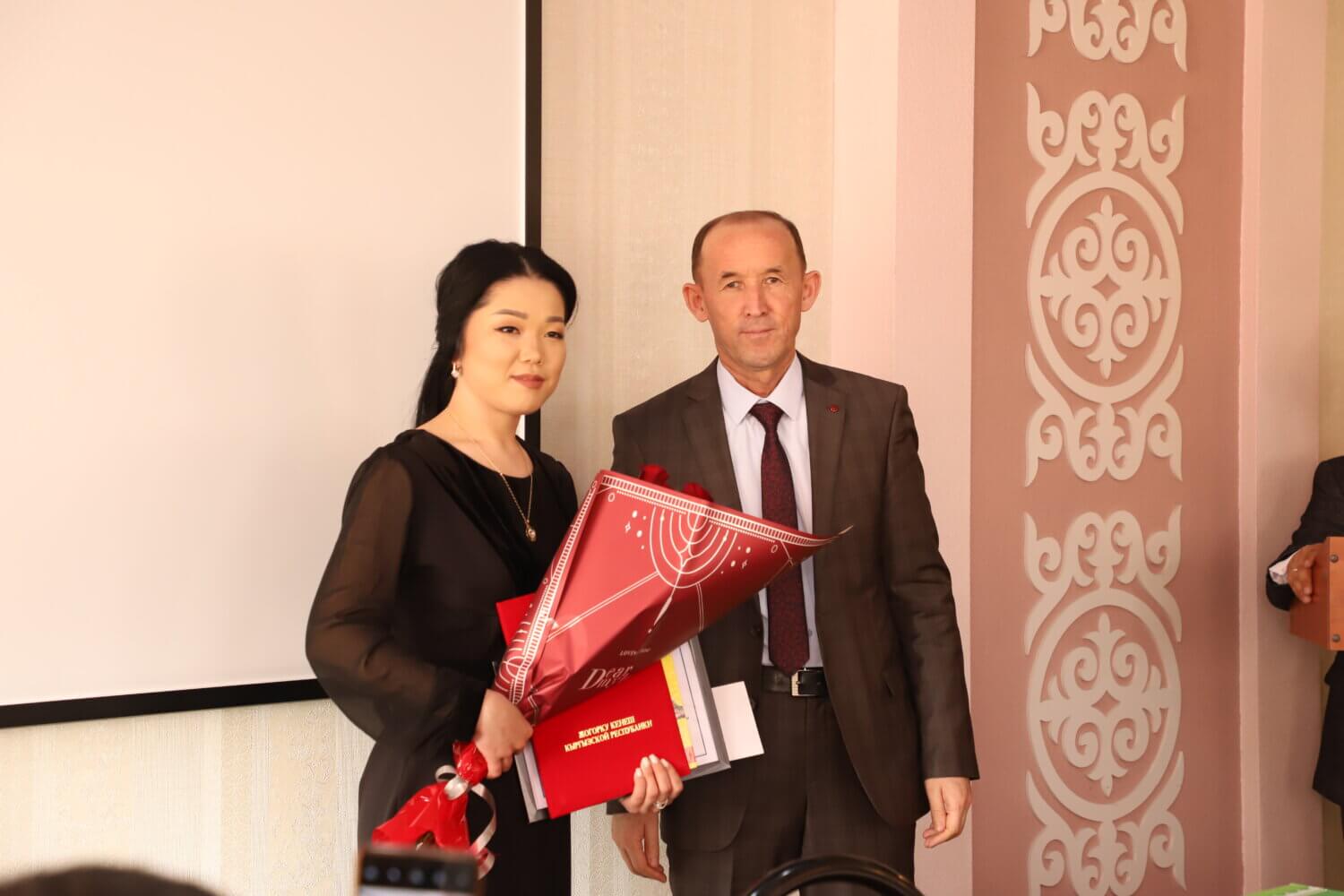 ОШТО «ЖАШ МУГАЛИМ — 2020» СЫНАГЫНЫН ЖЕҢҮҮЧҮЛӨРҮ СЫЙЛАНДЫ