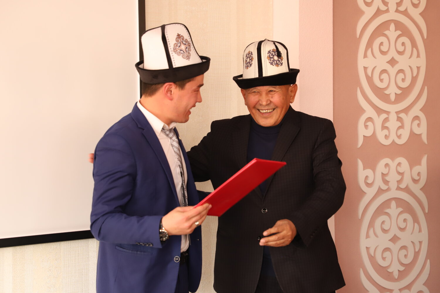 ОШТО «ЖАШ МУГАЛИМ — 2020» СЫНАГЫНЫН ЖЕҢҮҮЧҮЛӨРҮ СЫЙЛАНДЫ