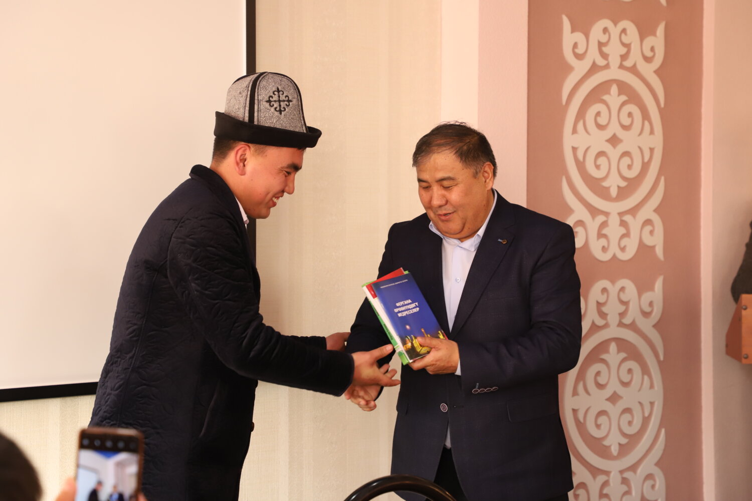 ОШТО «ЖАШ МУГАЛИМ — 2020» СЫНАГЫНЫН ЖЕҢҮҮЧҮЛӨРҮ СЫЙЛАНДЫ