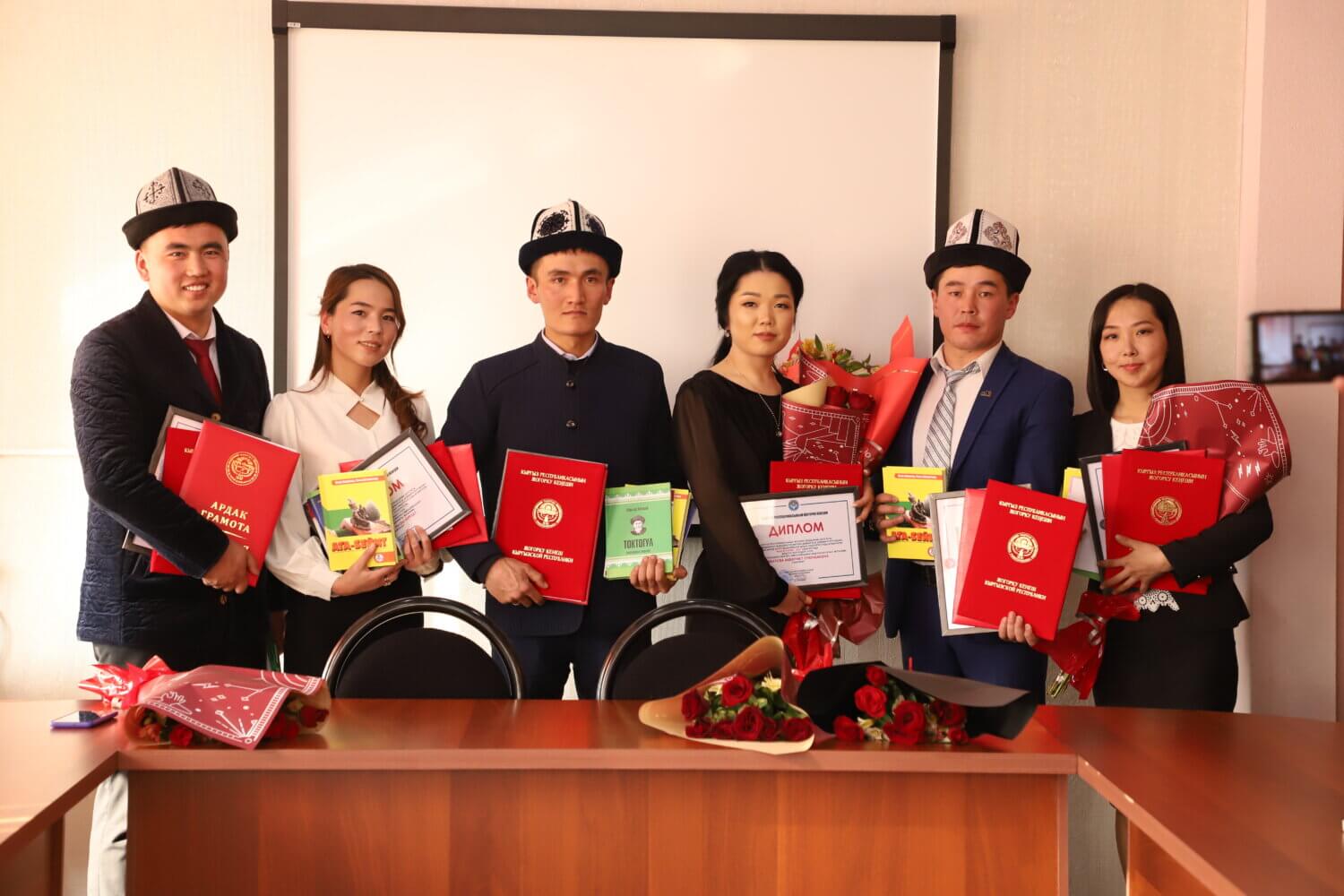 ОШТО «ЖАШ МУГАЛИМ — 2020» СЫНАГЫНЫН ЖЕҢҮҮЧҮЛӨРҮ СЫЙЛАНДЫ