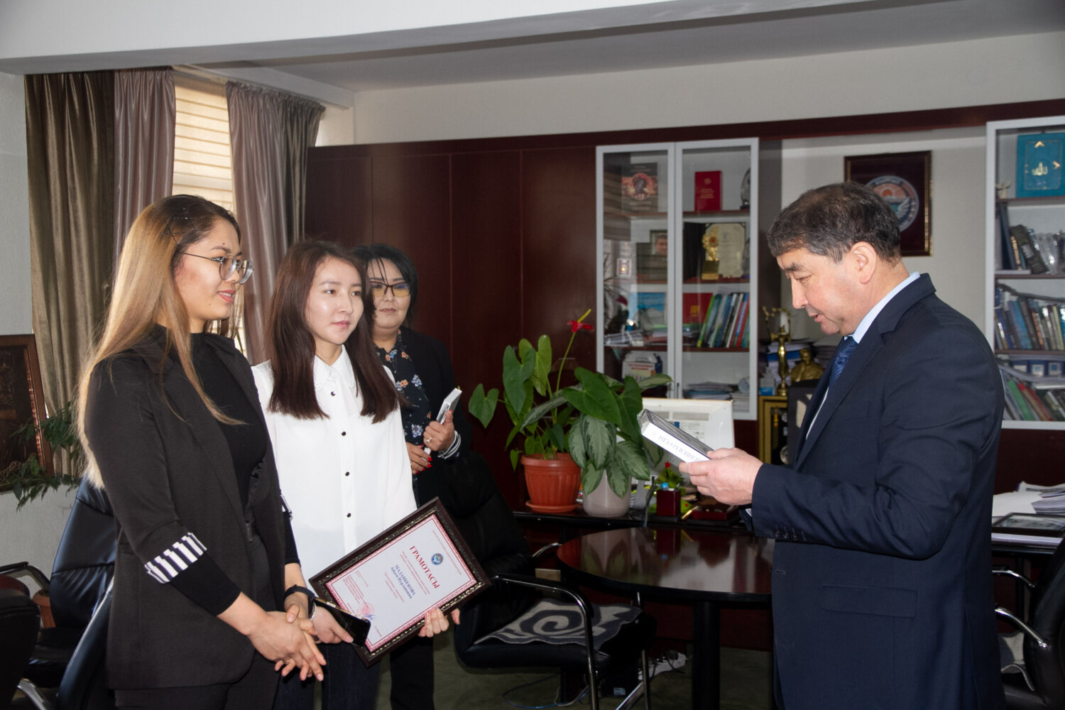 КМУнун ПРЕЗИДЕНТТИК СТИПЕНДИАТТАРЫН РЕКТОР КАБЫЛ АЛДЫ