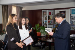 КМУнун ПРЕЗИДЕНТТИК СТИПЕНДИАТТАРЫН РЕКТОР КАБЫЛ АЛДЫ