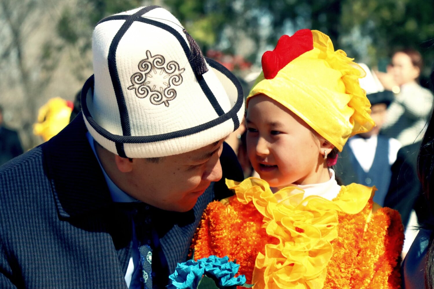 МИНИСТР БЕЙШЕНАЛИЕВ: ӨЛКӨНҮН МУГАЛИМДЕРИНЕ, ЭРТЕҢКИ КЕЛЕЧЕК ЭЭЛЕРИНЕ ШАРТ ТҮЗҮҮ – БИЗДИН МИЛДЕТИБИЗ