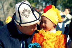 МИНИСТР БЕЙШЕНАЛИЕВ: ӨЛКӨНҮН МУГАЛИМДЕРИНЕ, ЭРТЕҢКИ КЕЛЕЧЕК ЭЭЛЕРИНЕ ШАРТ ТҮЗҮҮ – БИЗДИН МИЛДЕТИБИЗ