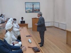 ОШМУНУН ОКУТУУЧУЛАРЫ  ТАШКЕНТ МАМЛЕКЕТТИК СТОМАТОЛОГИЯЛЫК ИНСТИТУТУНДА ЛЕКЦИЯ ОКУШУУДА 