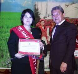 КЫРГЫЗ-ӨЗБЕК ЭЛ АРАЛЫК УНИВЕРСИТЕТИНДЕ ЖЫЛ МЫКТЫЛАРЫ СЫЙЛАНДЫ