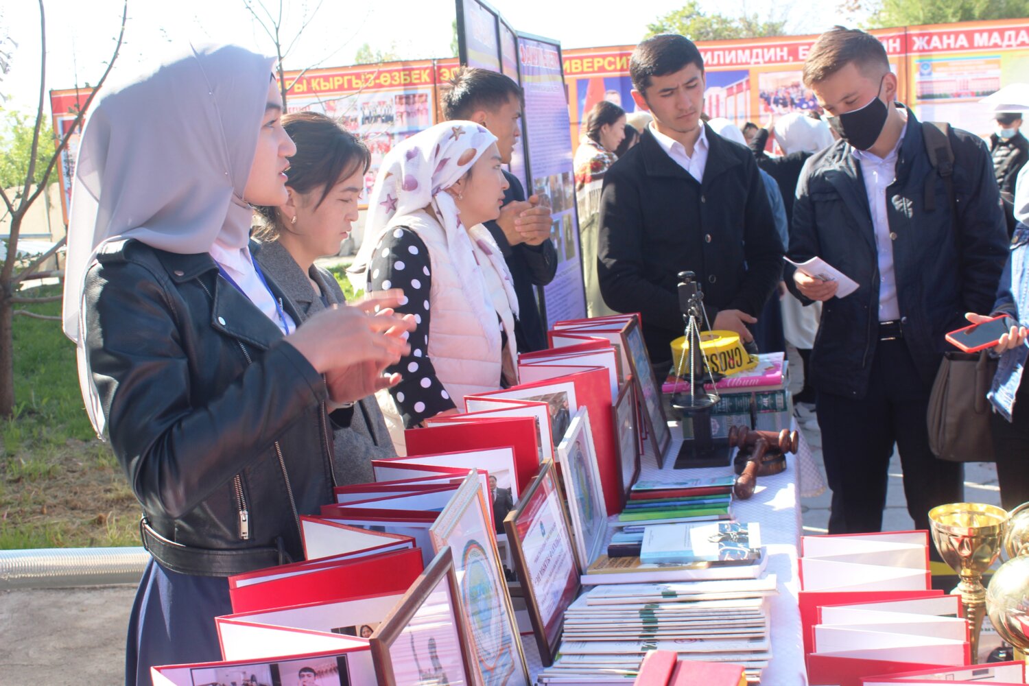 КЫРГЫЗ-ӨЗБЕК ЭЛ АРАЛЫК УНИВЕРСИТЕТИНДЕ АЧЫК ЭШИКТЕР КҮНҮ ӨТТҮ