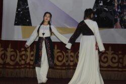 КЫРГЫЗ-ӨЗБЕК ЭЛ АРАЛЫК  УНИВЕРСИТЕТИНДЕ ЭКИ КӨРГӨЗМӨ ӨТТҮ