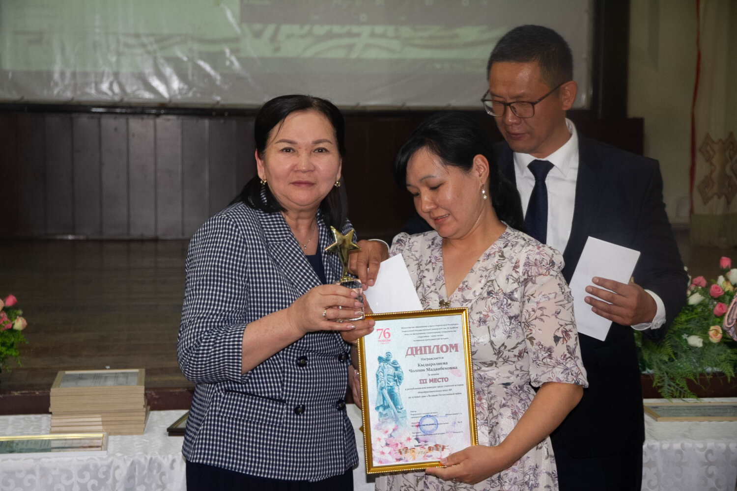 УЛУУ ЖЕҢИШТИН 76 ЖЫЛДЫГЫНА КАРАТА ӨТКӨН СЫНАКТЫН ЖЕҢҮҮЧҮЛӨРҮ АНЫКТАЛДЫ