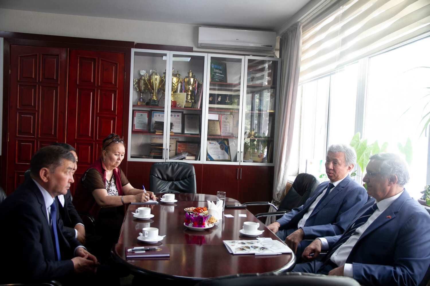 КГУ ПОСЕТИЛ РЕКТОР КТУ “МАНАС”