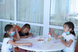 ОШМУНУН КЫЗМАТКЕРЛЕРИНИН БАЛДАРЫ АКЫСЫЗ МЕДИЦИНАЛЫК КАРООДОН  ӨТҮҮДӨ