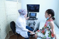 ОШМУНУН КЫЗМАТКЕРЛЕРИНИН БАЛДАРЫ АКЫСЫЗ МЕДИЦИНАЛЫК КАРООДОН  ӨТҮҮДӨ