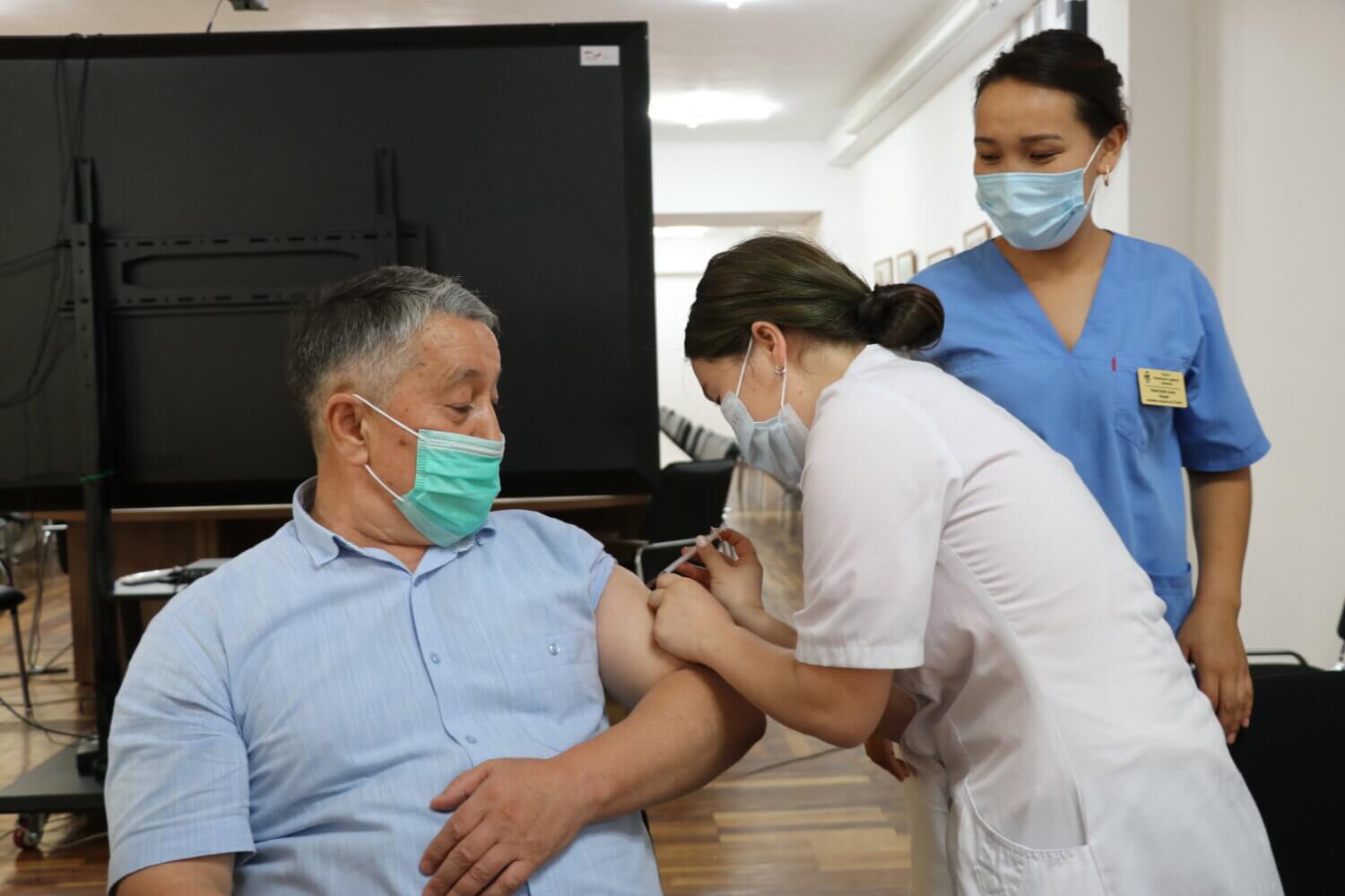 БИЛИМ БЕРҮҮ ЖАНА ИЛИМ МИНИСТРЛИГИНИН КЫЗМАТКЕРЛЕРИ КОРОНАВИРУСКА КАРШЫ ЭМДЕЛҮҮДӨ