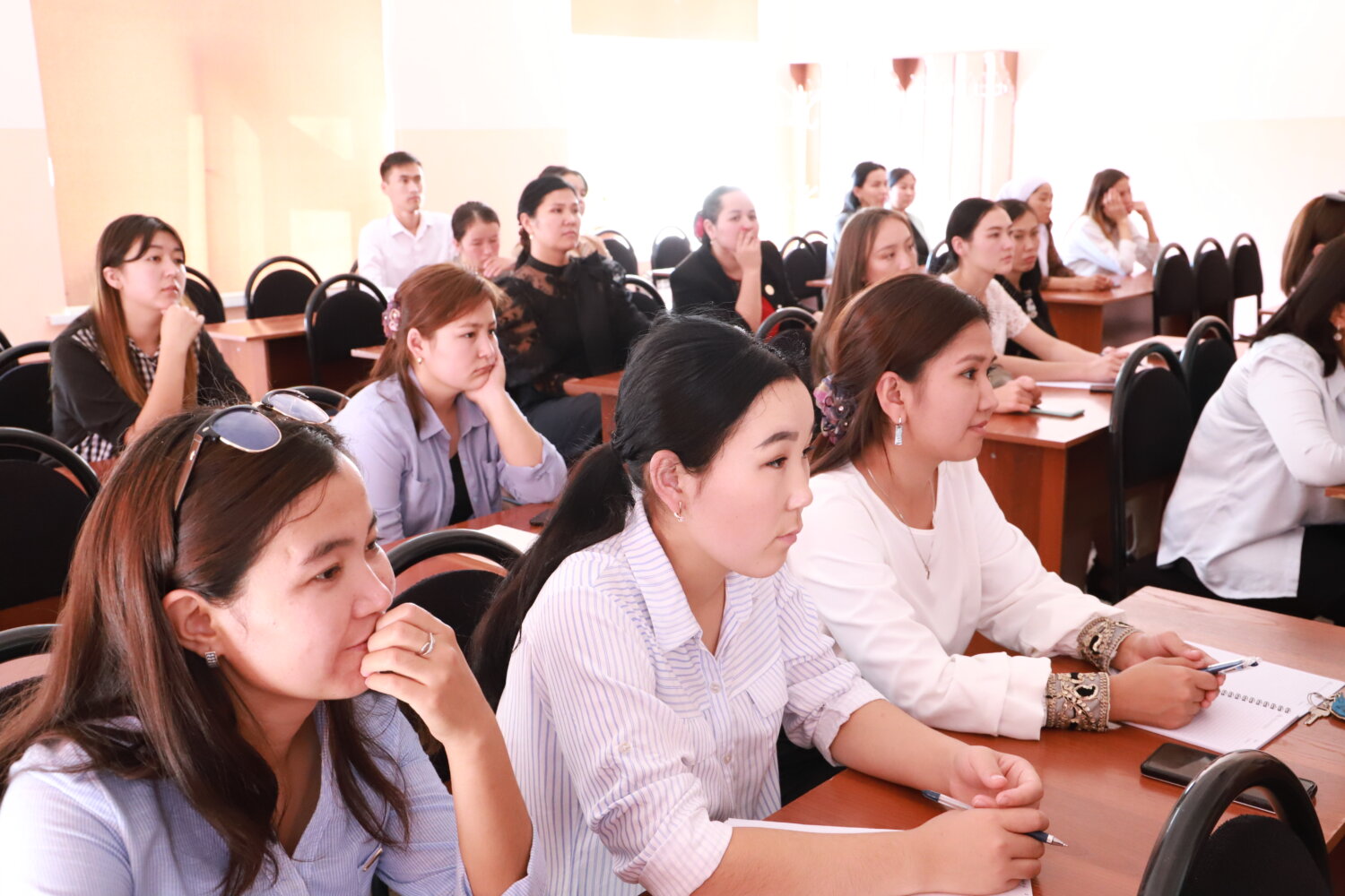 ОшМПУда МАМЛЕКЕТТИК ТИЛДИ ӨНҮКТҮРҮҮГӨ БАГЫТТАЛГАН ЭКИ КҮНДҮК СЕМИНАР ӨТТҮ