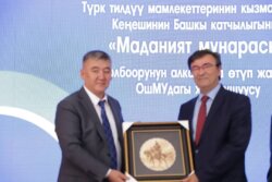 ТҮРК КЕҢЕШИНИН ДЕЛЕГАЦИЯСЫ ОШМУНУН СТУДЕНТТЕРИ МЕНЕН ЖОЛУГУШТУ