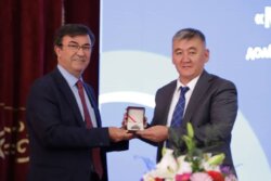 ТҮРК КЕҢЕШИНИН ДЕЛЕГАЦИЯСЫ ОШМУНУН СТУДЕНТТЕРИ МЕНЕН ЖОЛУГУШТУ