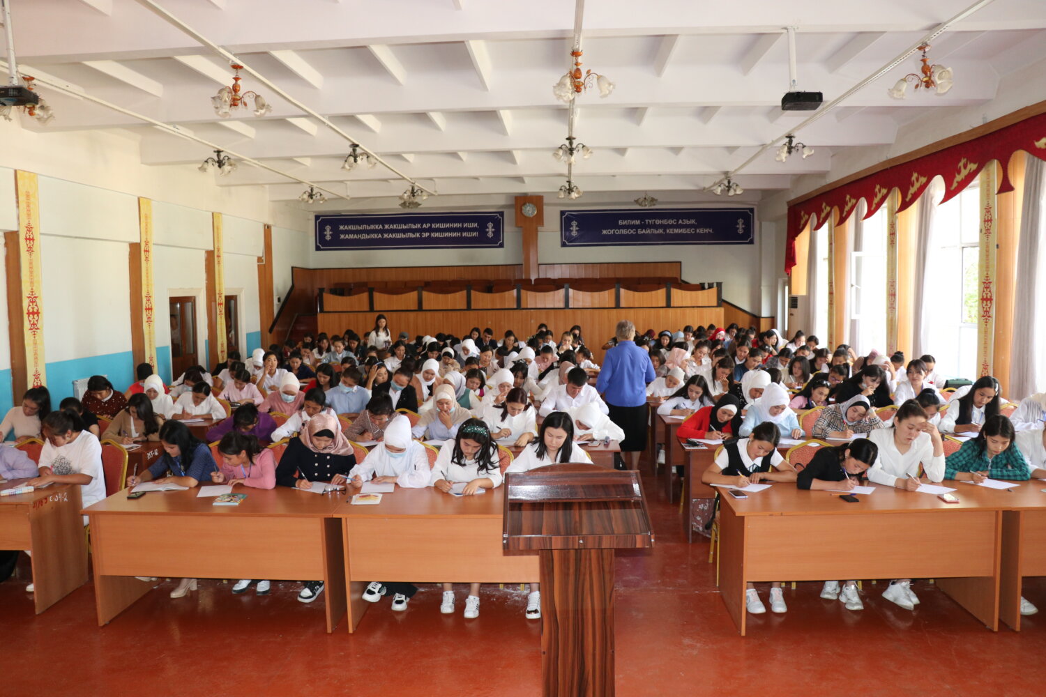 ОшМПУда МАМЛЕКЕТТИК ТИЛ КҮНҮНӨ КАРАТА ОН КҮНДҮК ДЕКАДА СТАРТ АЛДЫ