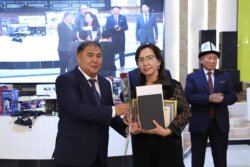 «МЫКТЫ ОКУТУУЧУ» СЫНАГЫНЫН ЖЕҢҮҮЧҮЛӨРҮ СЫЙЛАНДЫ