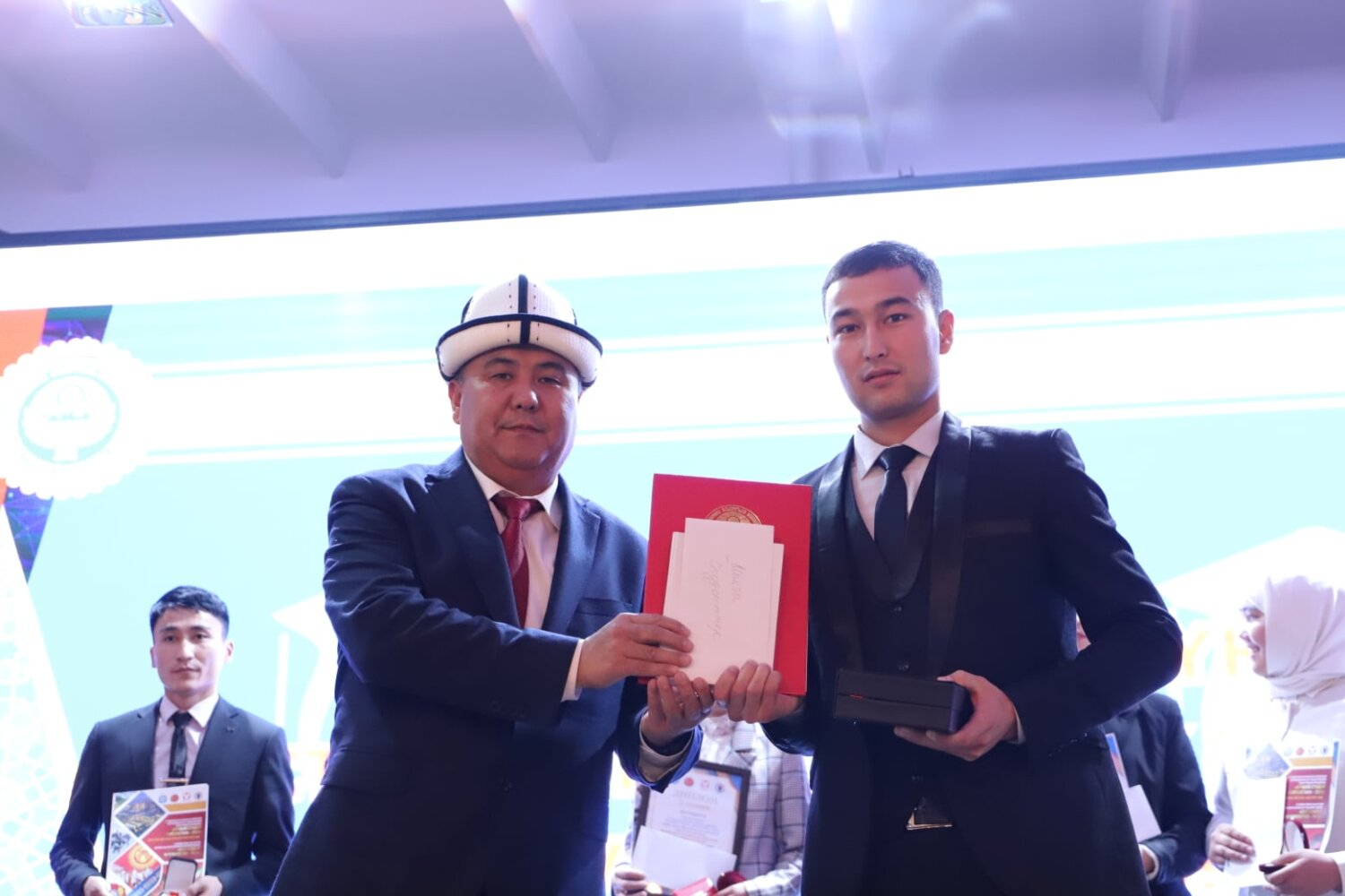 Б.ЗУЛУЕВ: “СТУДЕНТТИК КУРАК — БУЛ БИЛИМГЕ ДА, КҮЛКҮГӨ ДА, СҮЙҮҮГӨ ТОЙБОЙ ТУРГАН УБАК”