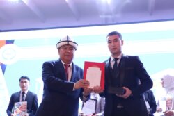 Б.ЗУЛУЕВ: “СТУДЕНТТИК КУРАК — БУЛ БИЛИМГЕ ДА, КҮЛКҮГӨ ДА, СҮЙҮҮГӨ ТОЙБОЙ ТУРГАН УБАК”