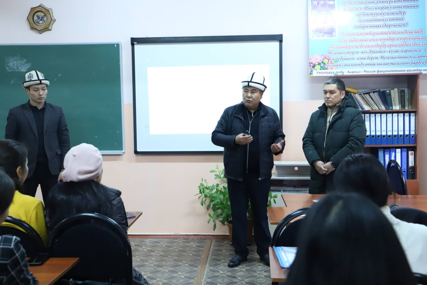 “САБАТСЫЗ БОЛУП ТУРУП, ЭРКИН БОЛУУНУ КААЛАГАН ЭЛДИН ОЙЛОГОНУ ИШКЕ АШПАЙТ”