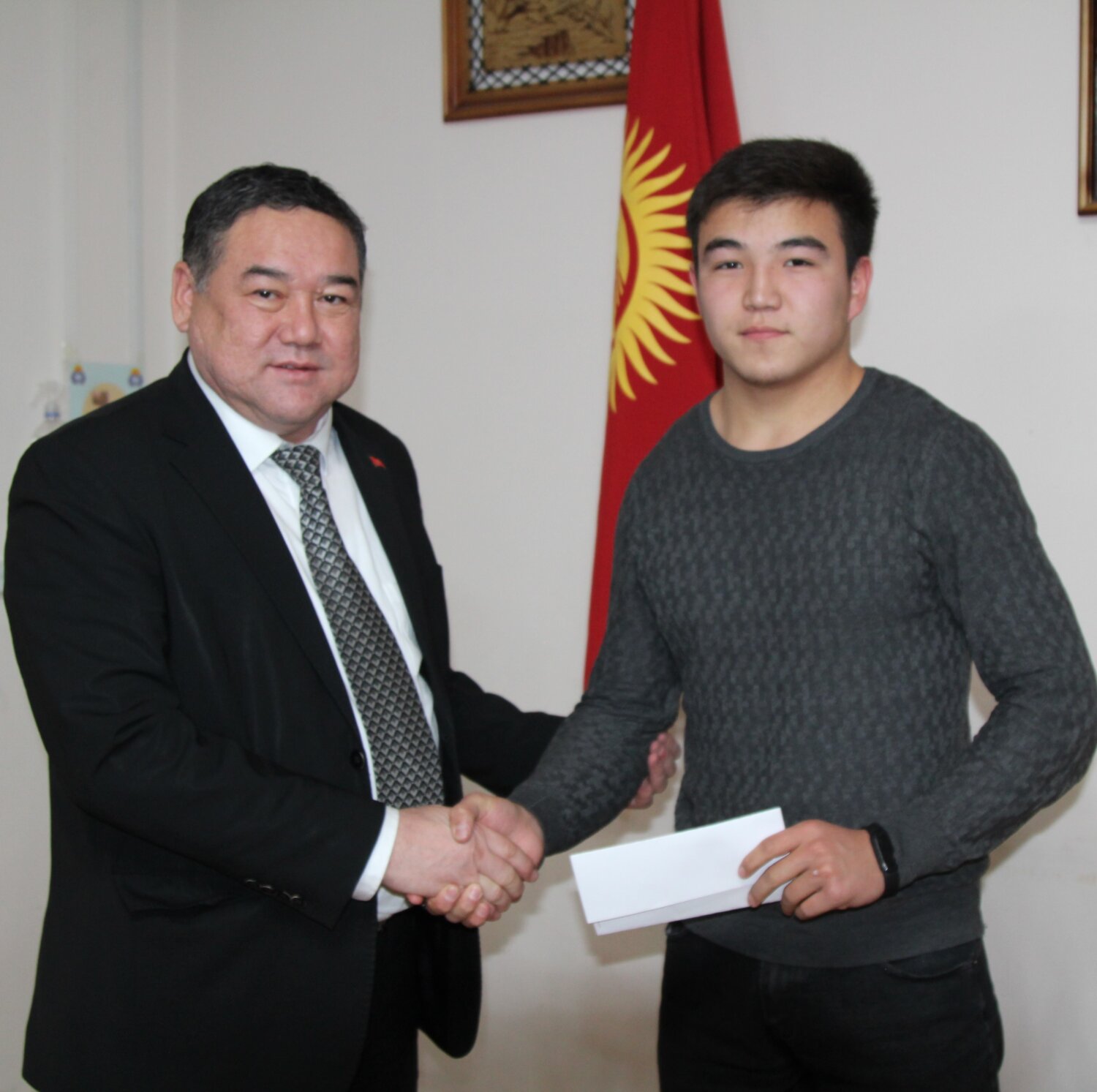 КММАНЫН СТУДЕНТТЕРИ «УЛУТ KG» ДОЛБООРУНУН СЫЙЛЫГЫНА ЭЭ БОЛУШТУ