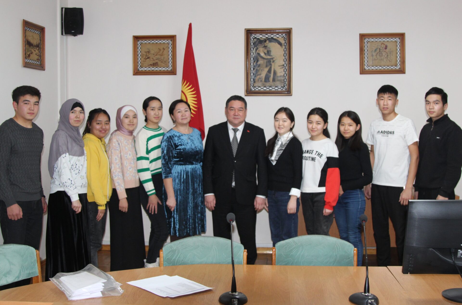 Студент из киргизии. Вузы кыргызстана. Студенты киргизы. Кыргызские студенты. Студенты кгма.