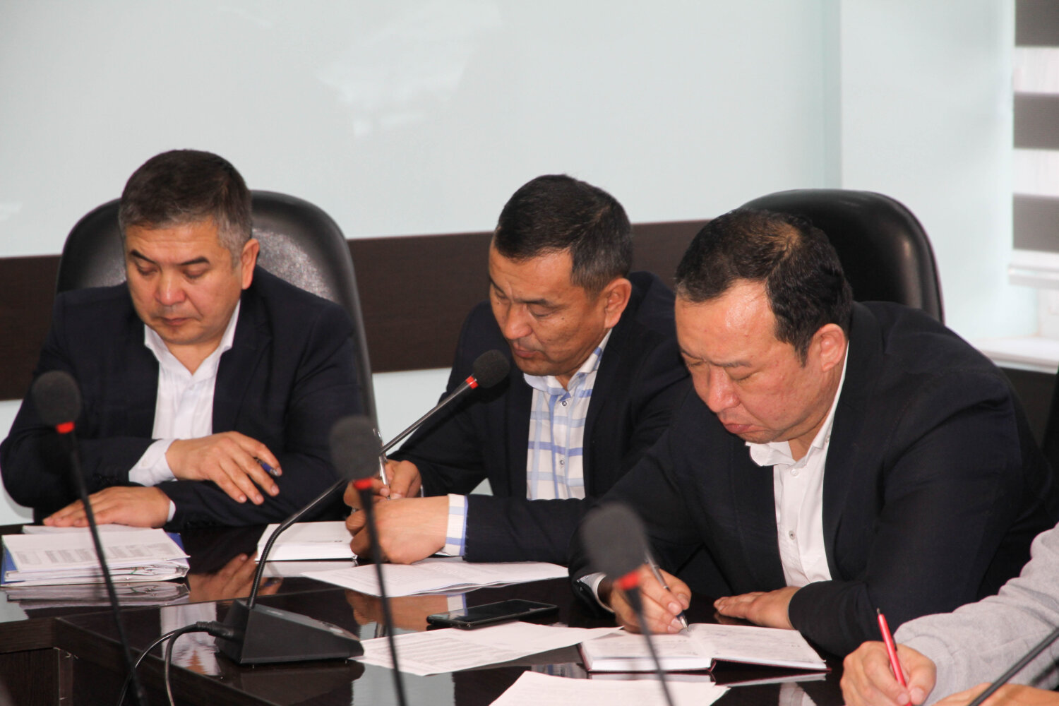 КМУнун РЕКТОРУ ЖАМААТТАН ТАТЫКТУУ ИШТИ ТАЛАП КЫЛАТ