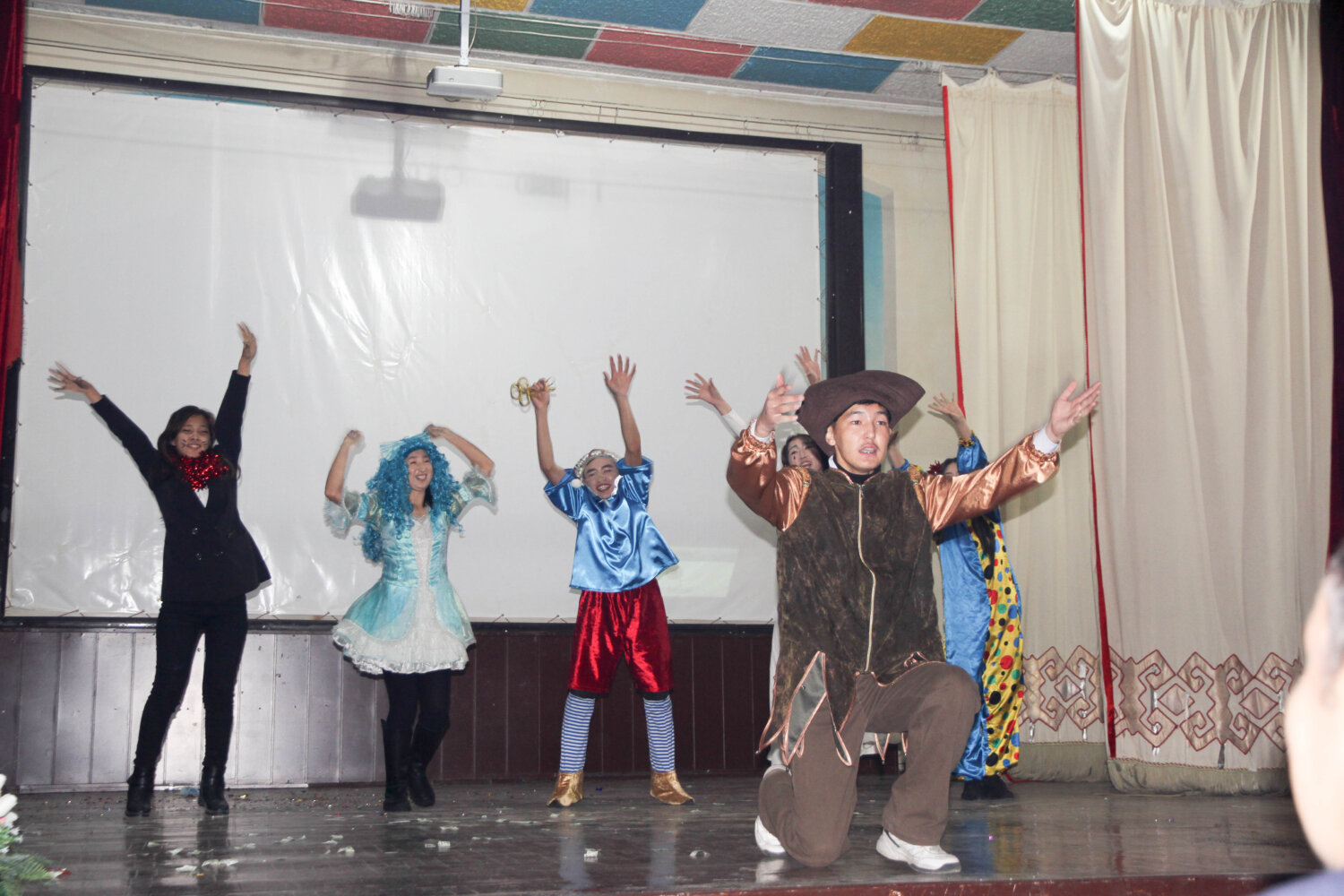 КМУДА СТУДЕНТТЕРДИН ТЕАТРЛАШТЫРЫЛГАН ОЮН-ЗООК КЕЧЕСИ ӨТТҮ