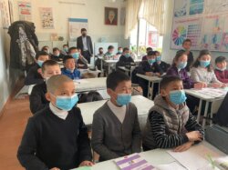 АЛМАЗБЕК БЕЙШЕНАЛИЕВ: “МУГАЛИМДЕРГЕ СЫЙ-УРМАТТЫ КҮЧӨТӨ ТУРГАН – АТА-ЭНЕ”